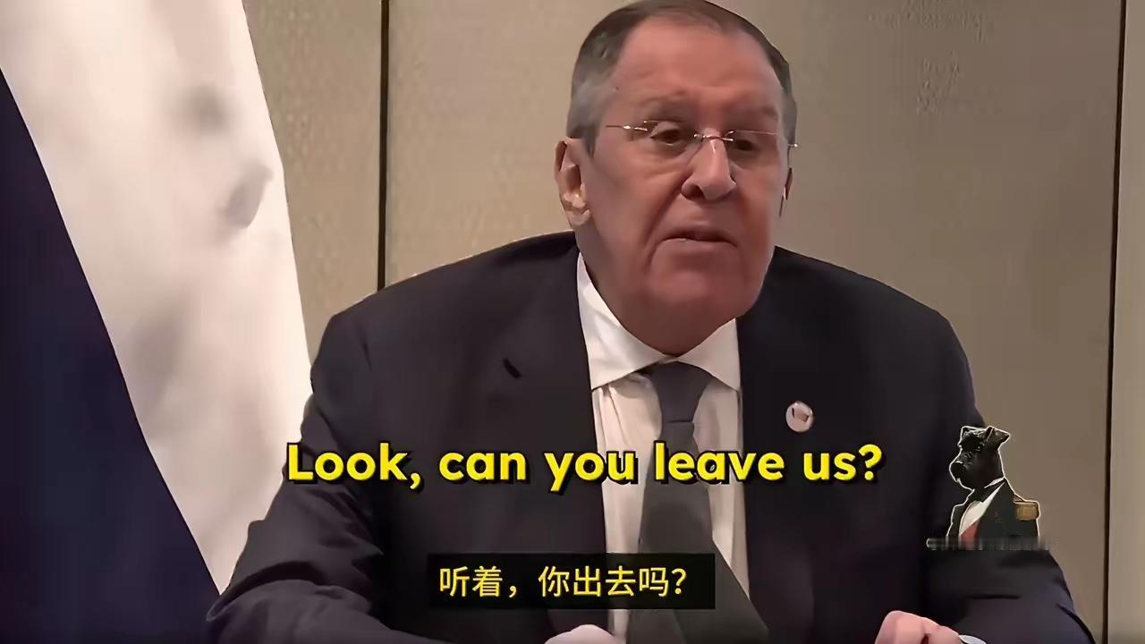 记者手机音响打断发言，于是说:你最好出去或者交出手机，不然他们会动枪的
真他马的