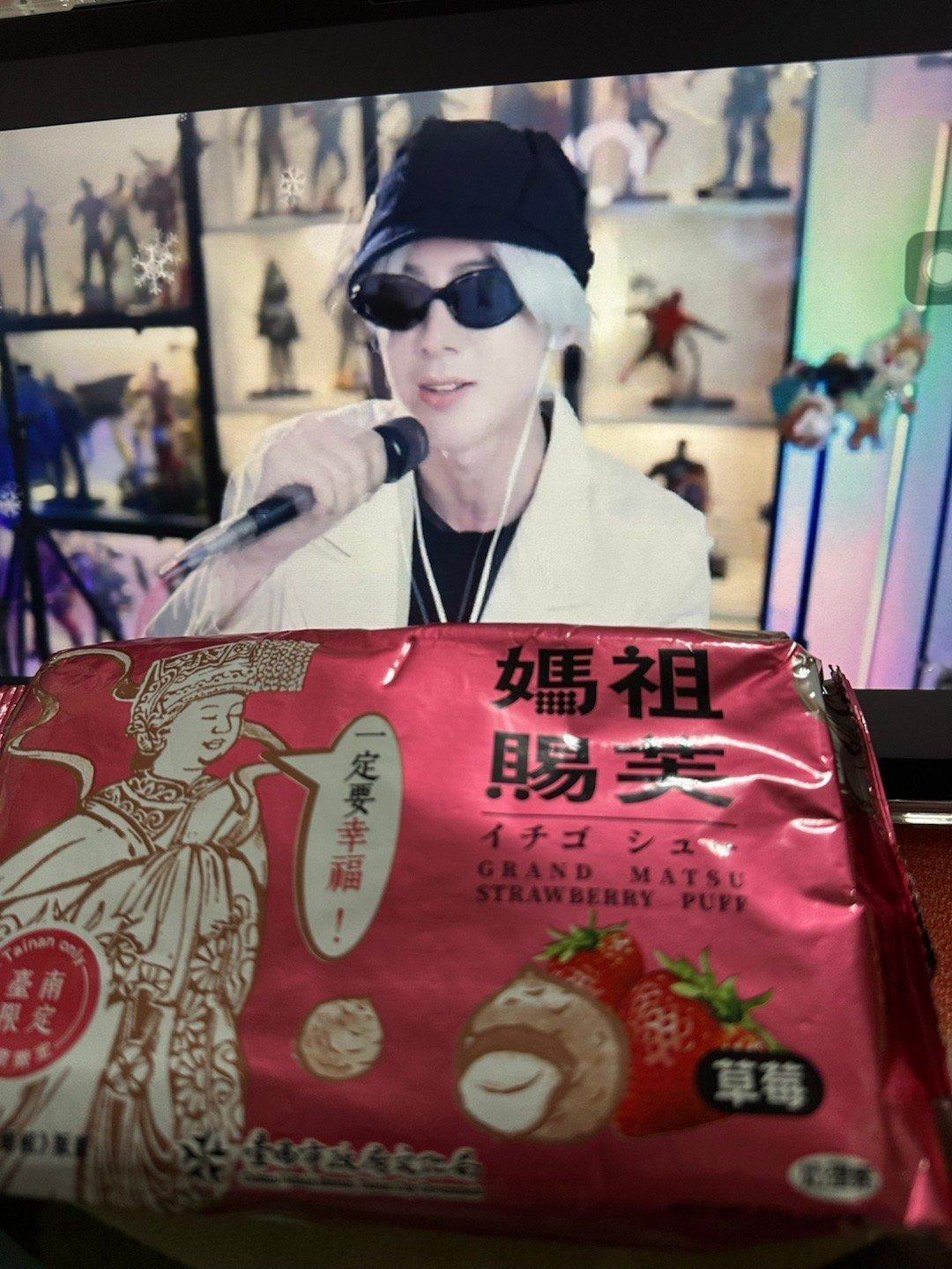 生活手记抓住假期尾巴，今天要吃小草莓配抽象的丹東大草莓🤣🤣🤣 