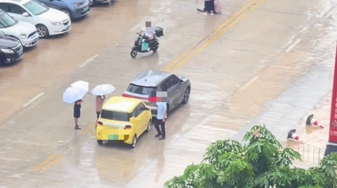 6月6日，网友反映：玉林某畔这条路下雨天发生了两起交通事故。一起是电动车碰撞，另