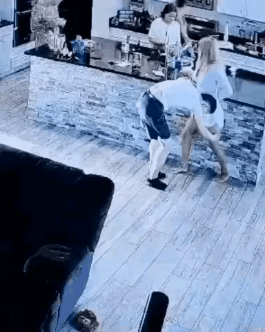 美女这一摔，很可能没有下次机会了搞笑 女子摔倒