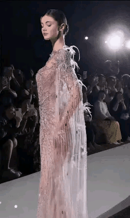 5亿播放量！三亚被她的“腰臀比”刷爆了！官方直接给她发了个奖！在三亚婚纱周上，1