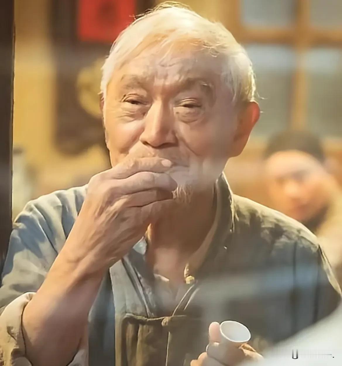 老戏骨牛犇“白发人送黑发人”，曝其儿子王侃去世，享年66岁。曝最后露面照，父子还