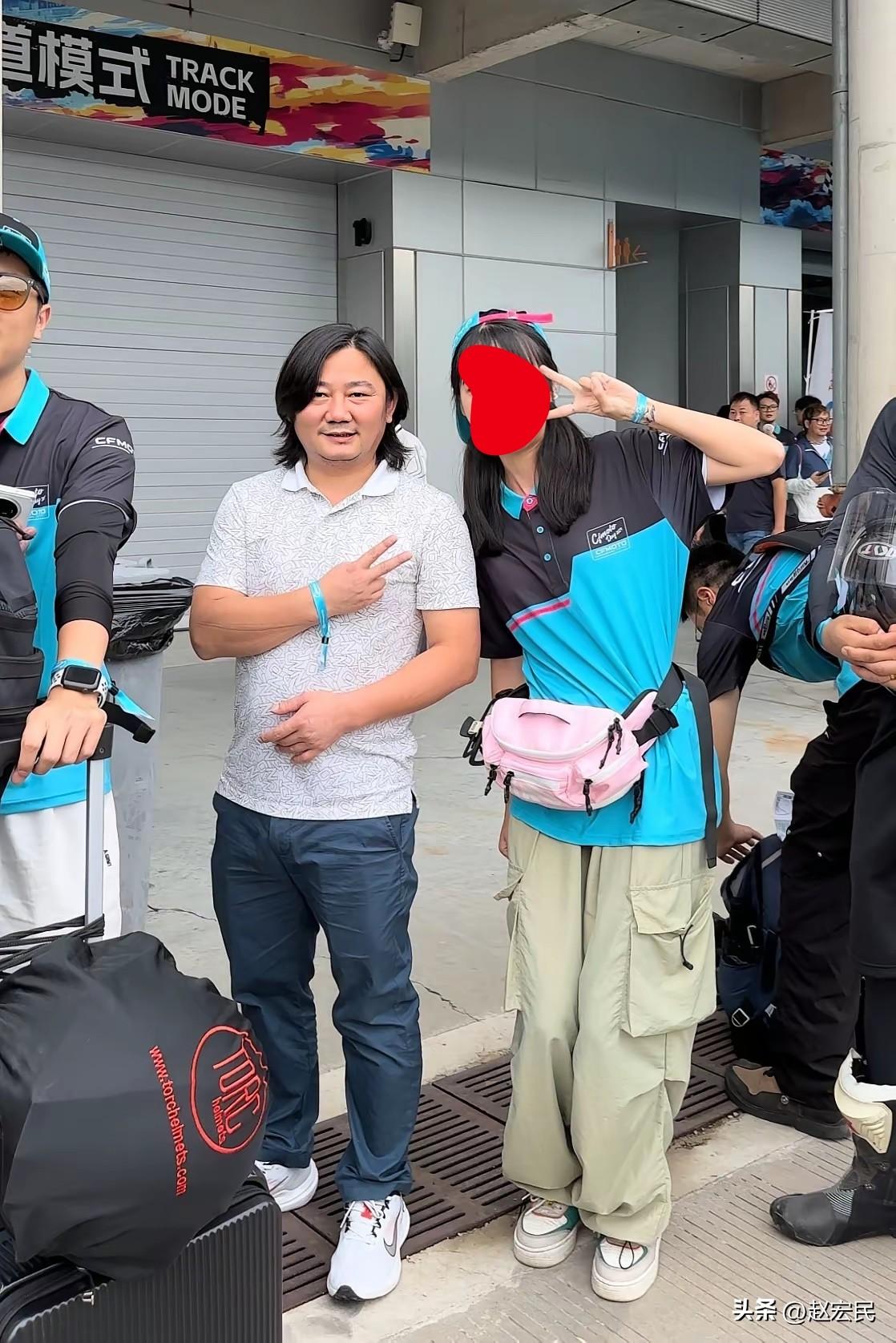 张雪长头发的样子很飒吧！
可以说，张雪凭借一己之力，带火了中国的摩托车文化！