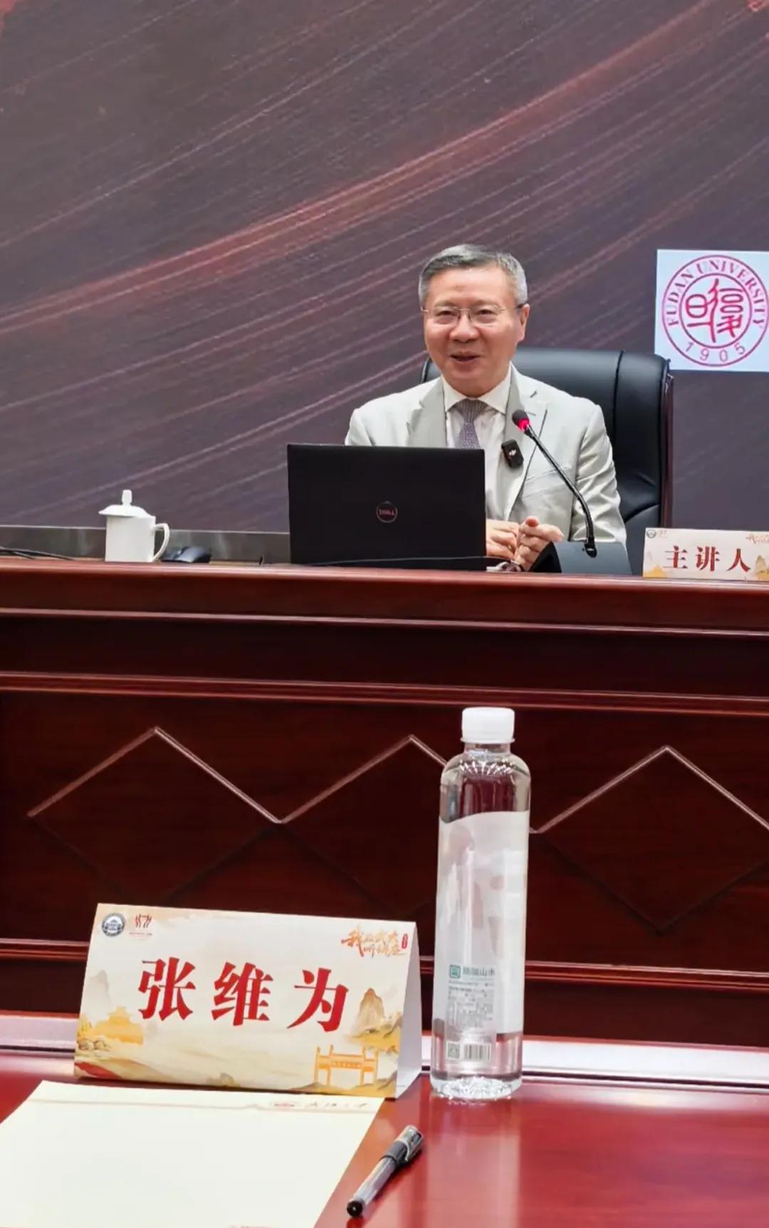 张维为教授在演讲时有一种精气神。这种“精气神”可意会，也可言传。
演讲时，张教授