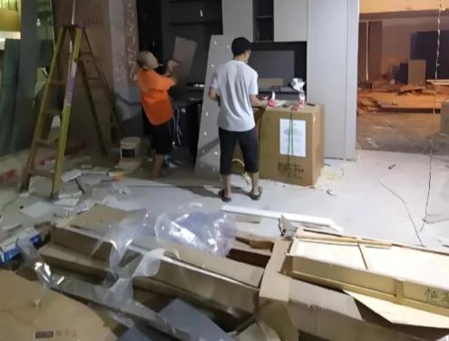 北京一家餐厅，一名男子因尿急向老板借厕所，老板出于同情同意了。男子使用完厕所后不