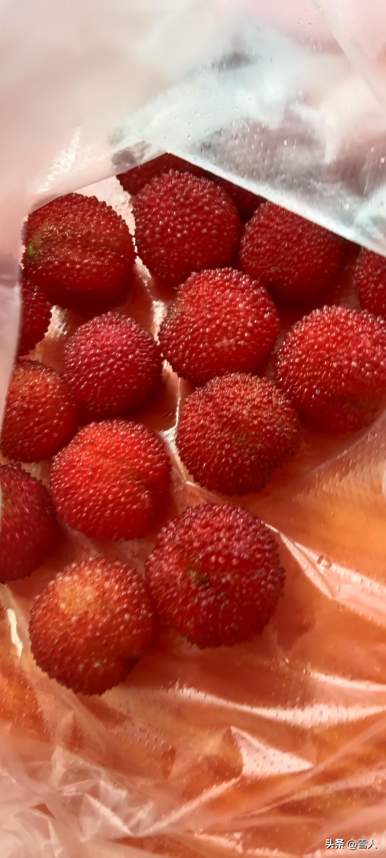 鸡杂洗净改刀，用料酒、姜片腌去腥味；杨梅用淡盐水泡洗，捏破几颗，释放酸甜汁水。砂