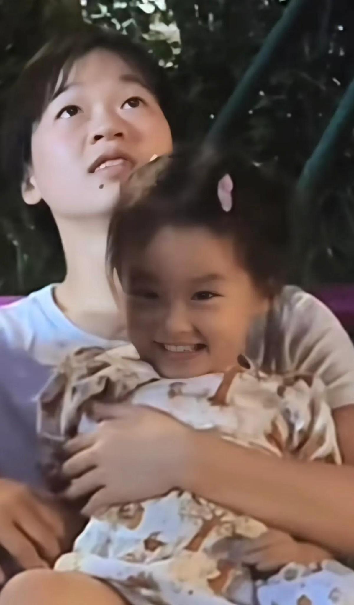 早晨醒来，感觉天都要塌了。缩在被窝里，满脑子都是姐姐的信息，眼泪像断线的珠子似的