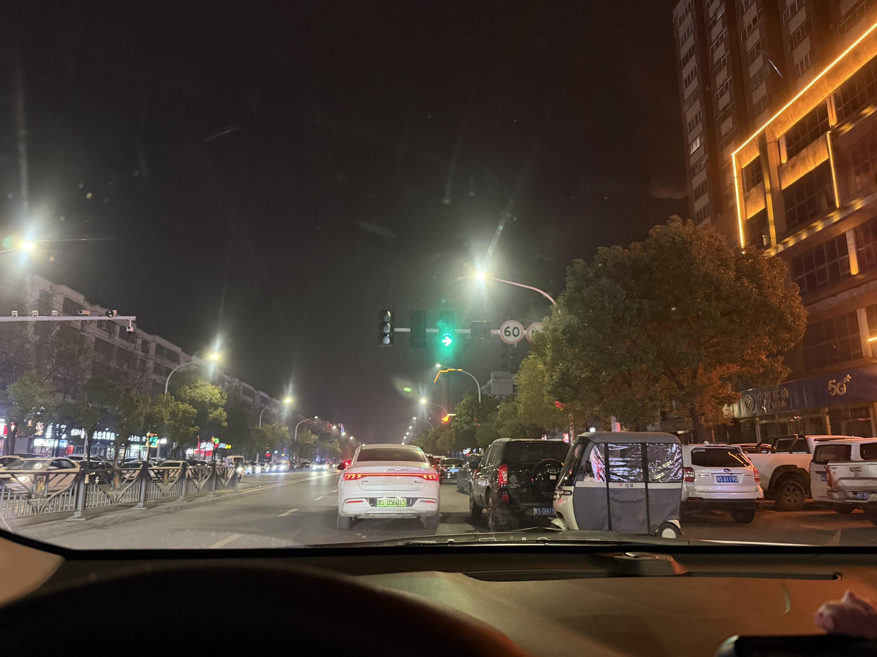 大学放假了，中学放假了，小学放假了，幼儿园也放假了，只有高中还在披星戴...