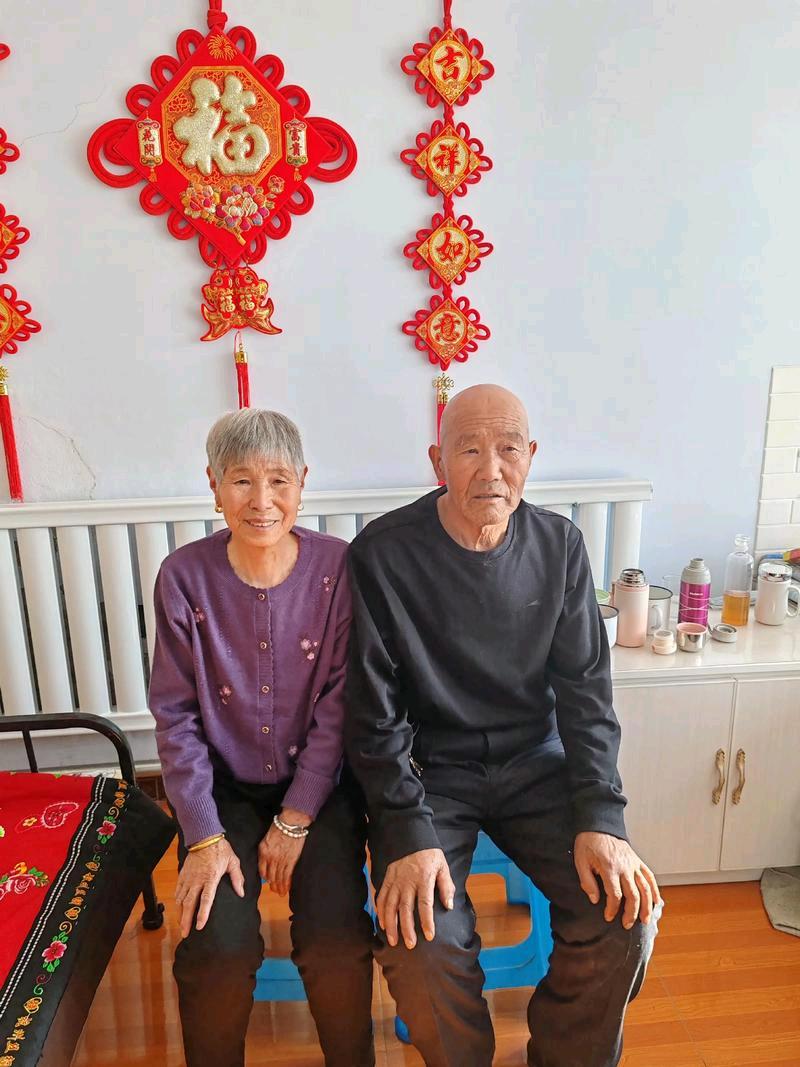 儿女是父母的心头肉，无论孩子多大年纪，在老爸老妈面前都是长不的娃娃。
即使儿女结