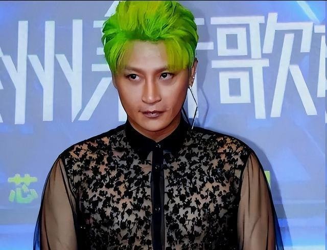 苏有朋巴黎时装周生图引热议，曾经的乖乖虎为何深陷医美泥潭，用力过猛的脸还能找回当