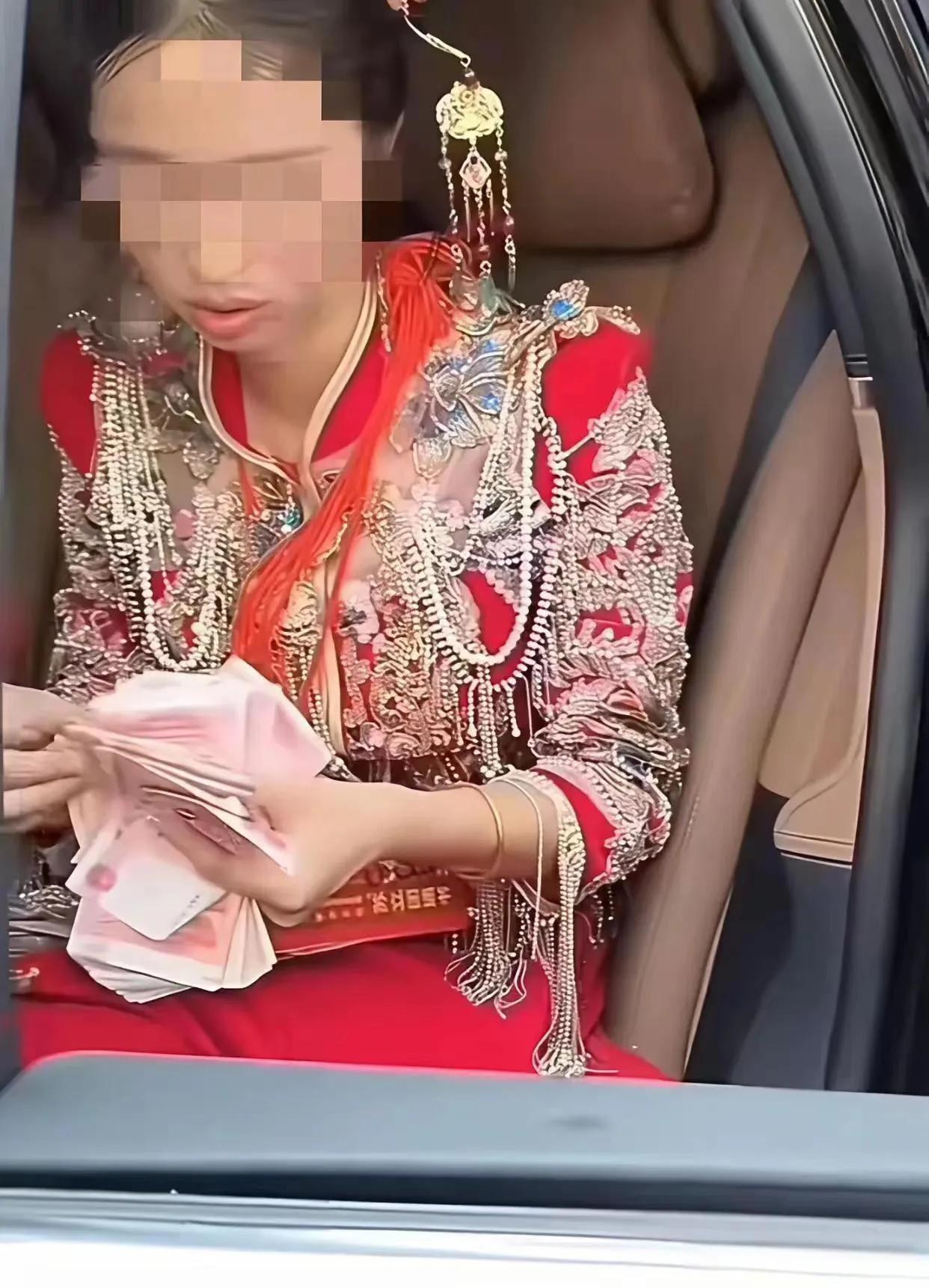 新娘结婚逼着要3万下车礼，凑齐后当众数完钱才下车。把婚姻当交易、无信任，这样的日