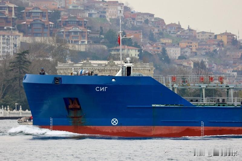 大量俄油轮居然在海上滞留，这背后究竟藏着什么秘密？美国2025年对俄油轮进行了两