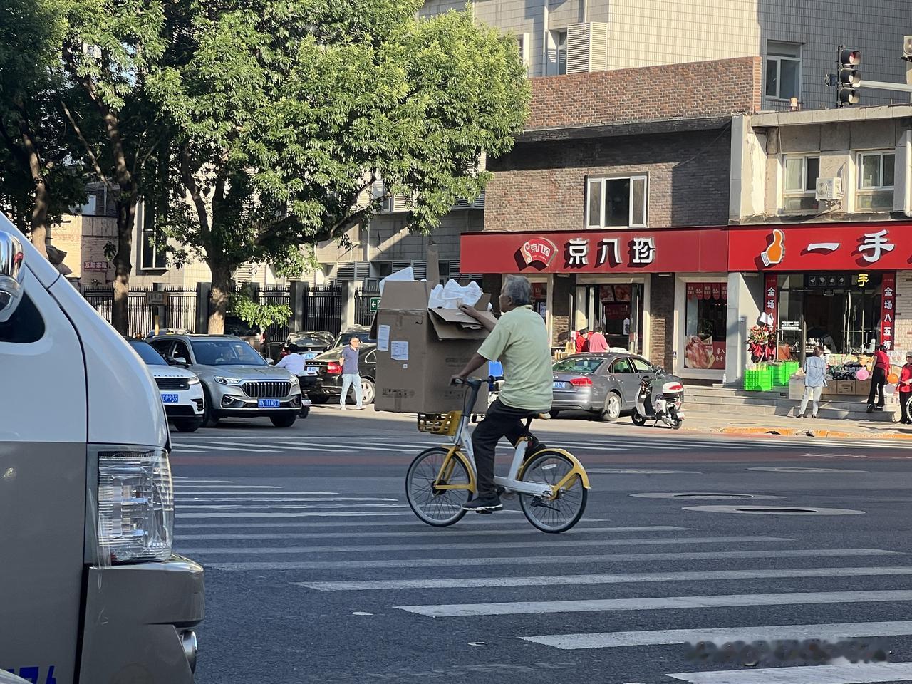 都是传说中的骑士，有被纸箱子挡的看不见路，也能不忘初心，砥砺前行的老爷子。也有用