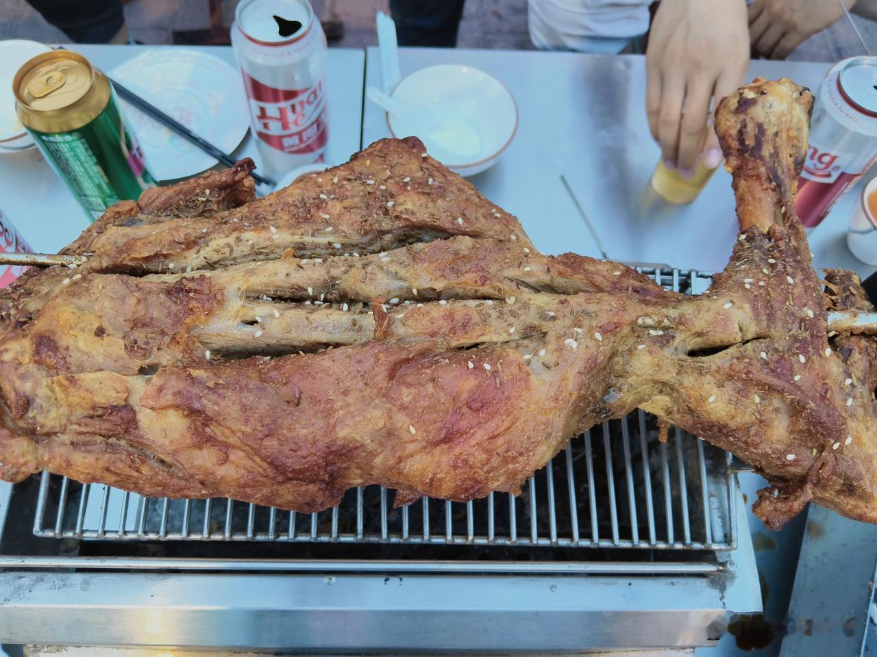 一只烤羊腿265，一把串40。同样是羊肉，烤肉串和烤羊腿价格差了不少。
一只烤羊