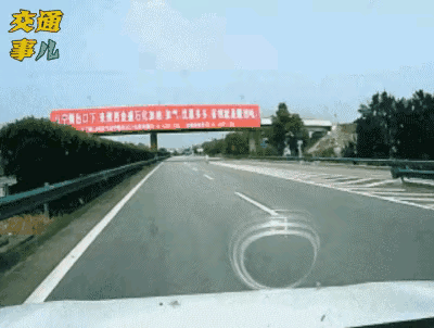 这应该是谁的责任，小车要担责吗