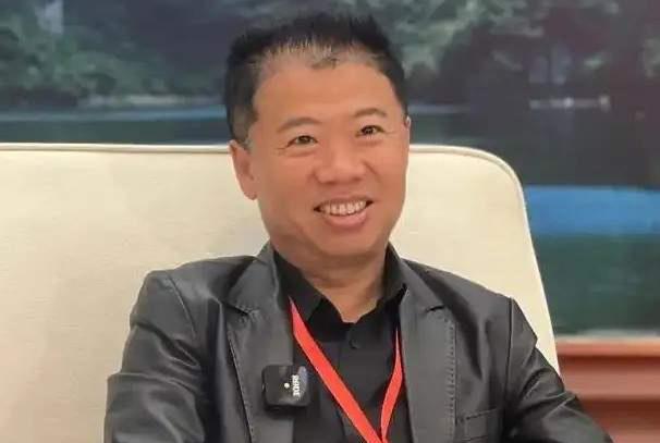 中国台湾青年联合会理事长何溢诚说："万一大陆要对台动武，恐怕连解放军人影都还没看
