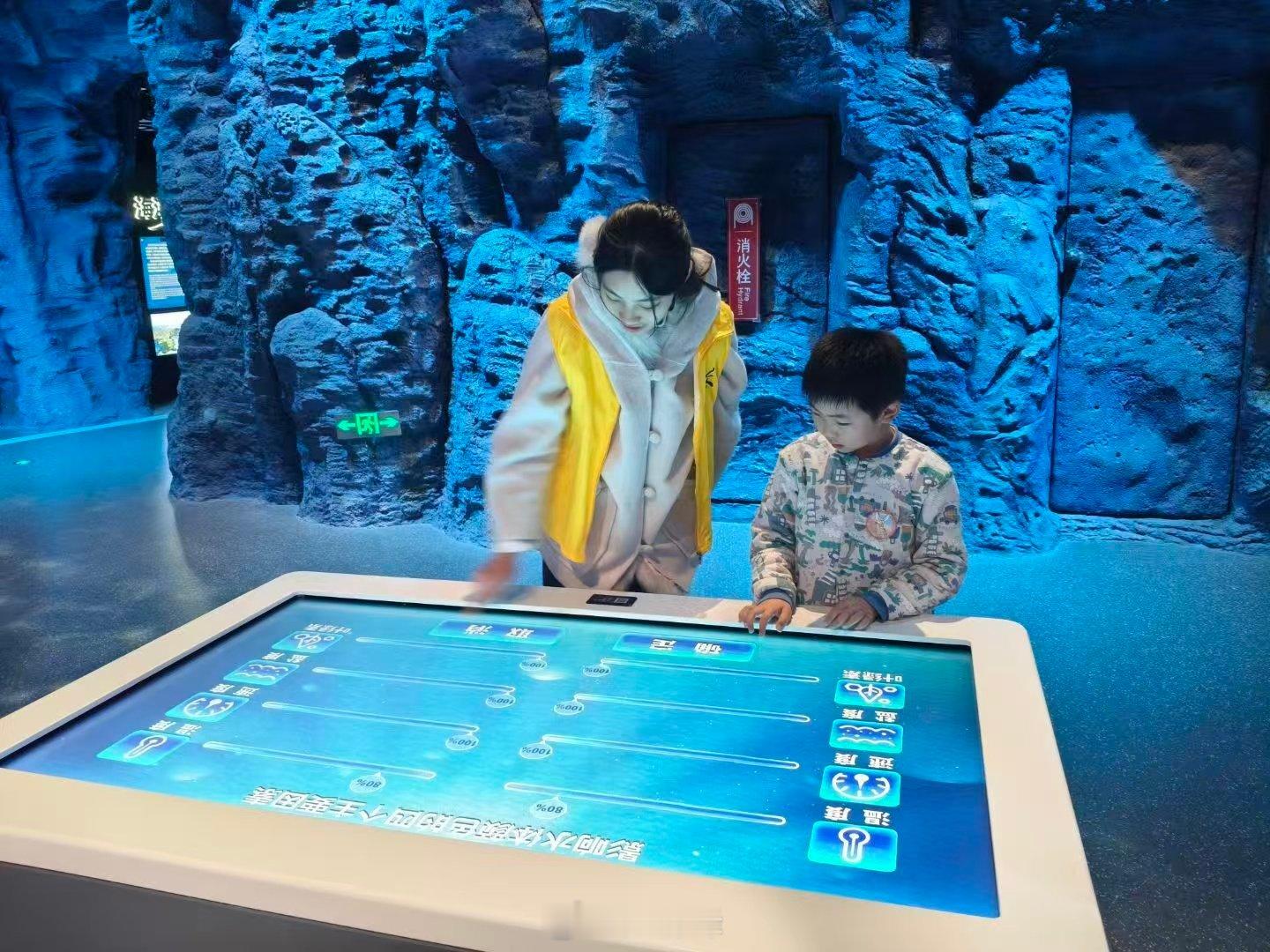 【探秘科技馆启智润心，科普研学践行科学教育】为响应国家加强青少年科学教育的号召，