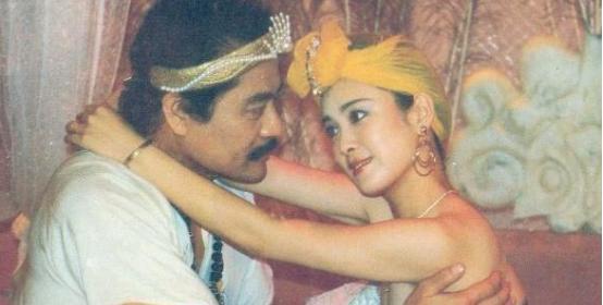 1990年拍摄《封神榜》时，26岁的傅艺伟死活不肯和56岁的达奇拍吻戏，“他太老