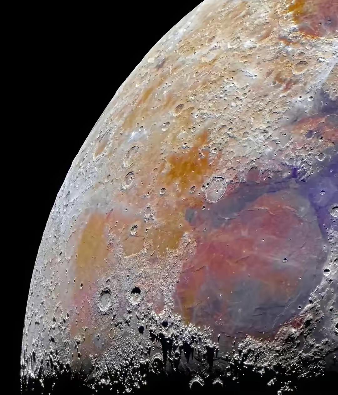 月球的背面曝光，看上去千疮百孔，与地球相依相伴不离不弃。