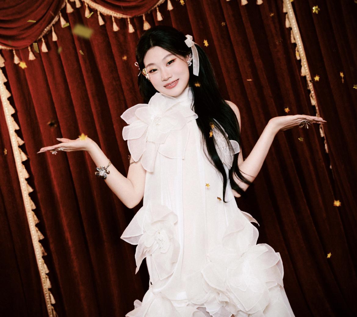 大家不要再夸沈佳润了，

实在是看不下去了，

不是因为她跨年晚会上抢拍又跑调了