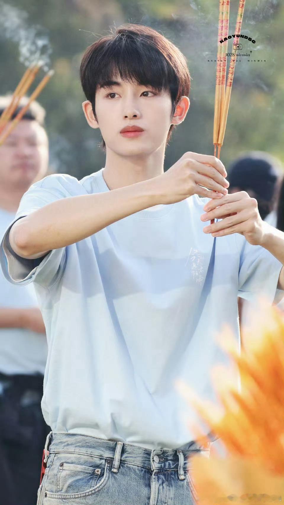 董思成首演青春校园剧董思成首部青春校园剧《今天是太阳雨》开机，他饰演的陈砚周学长