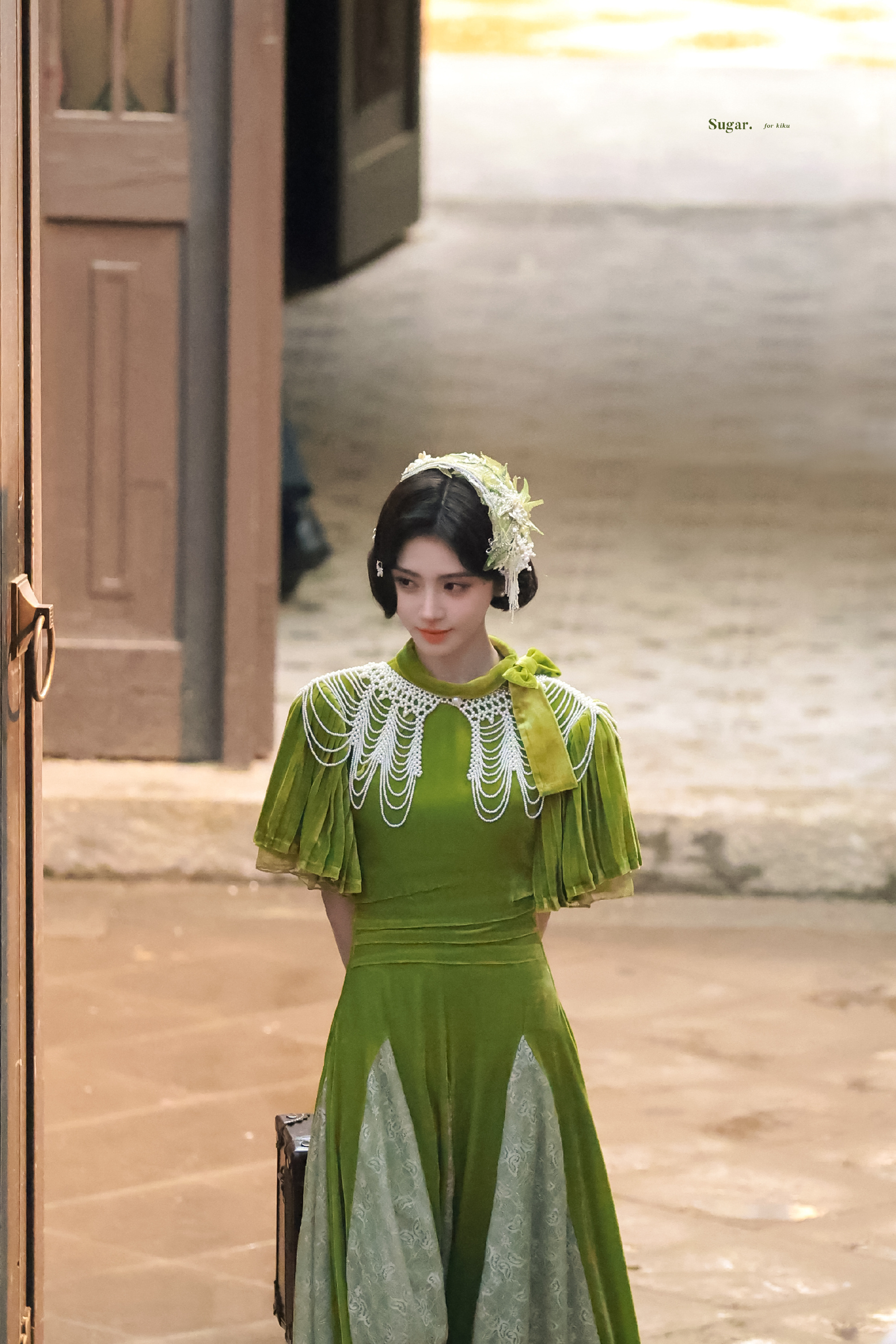 鞠婧祎姜黎非 jjy鞠婧祎千香 落日溺在云层里 银河滑落一片掉进大海里 月光散落