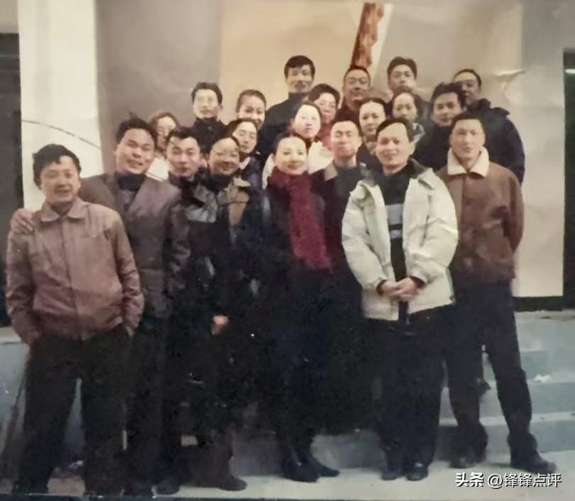 初中同学群有人发了第一次开同学会的合照。时间是2004年，都很年轻。
当时大家都