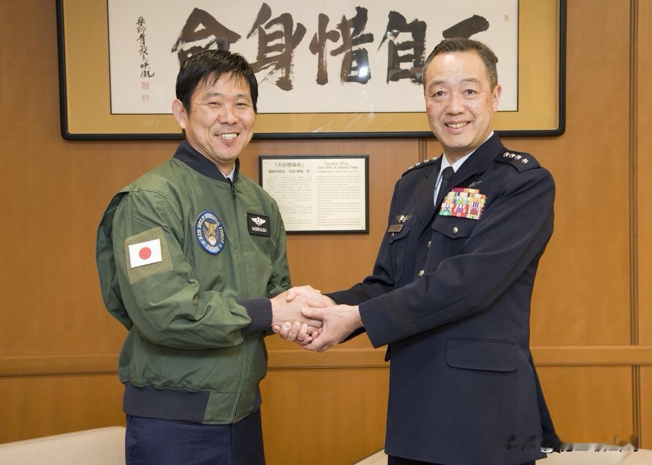 日本自卫队与足球队。日本队在世界杯小组赛上以4:0大胜突尼斯，展现了不俗的实力。