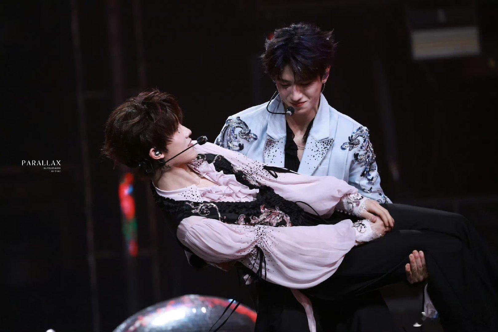 朱志鑫苏新皓双人舞台blow《BLOW》里每一个力量型互动都带着克制的美感，公主