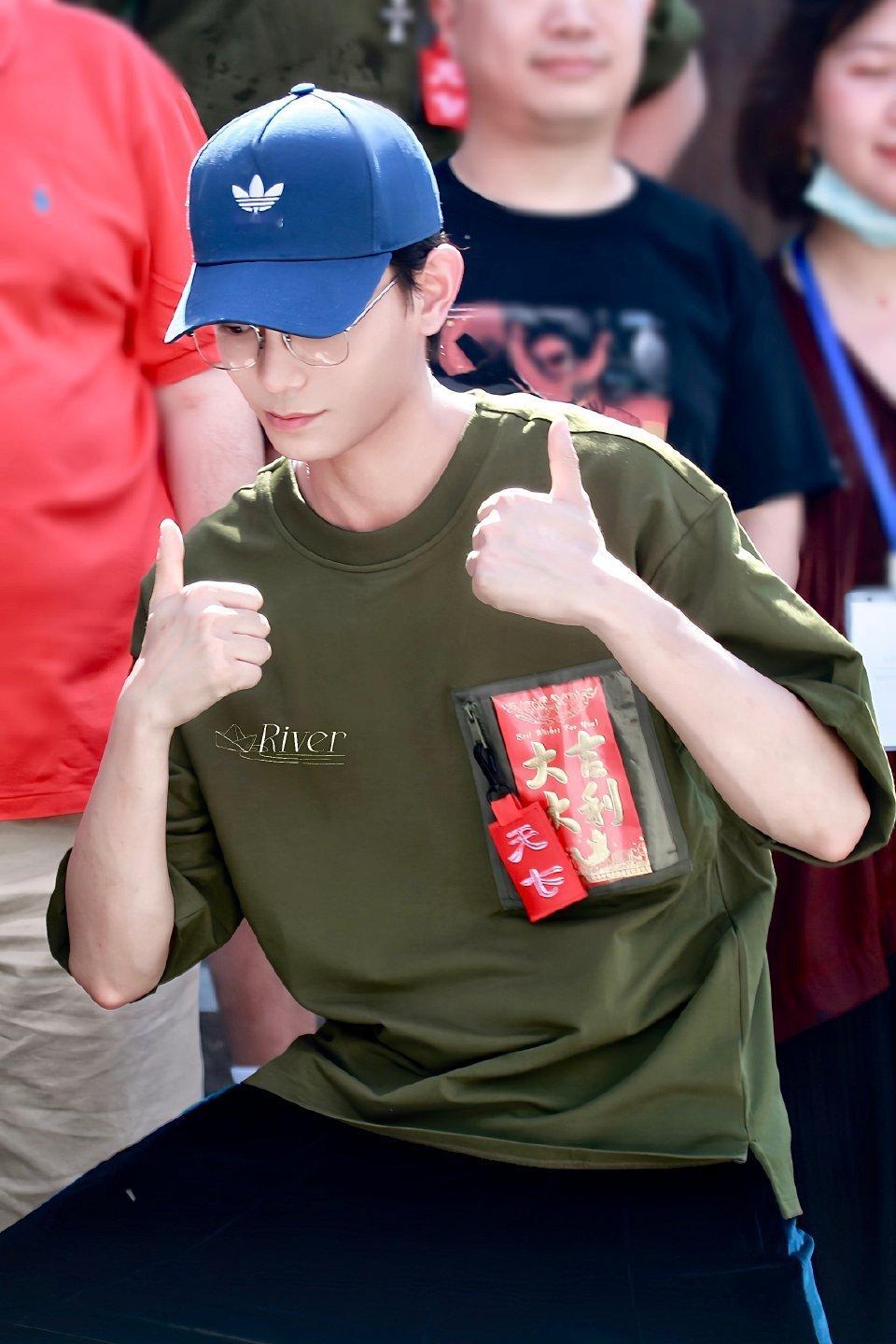 丁禹兮[超话] 翻出了几张陈伦（小江）时期的丁禹兮丁禹兮 ​​​