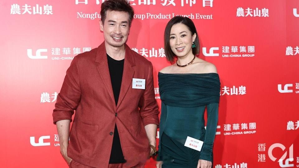 佘詩曼公開自己「杯茶」條件　與陳豪再聚台下勁好傾佘詩曼今日身穿貼身長裙大騷弗爆身
