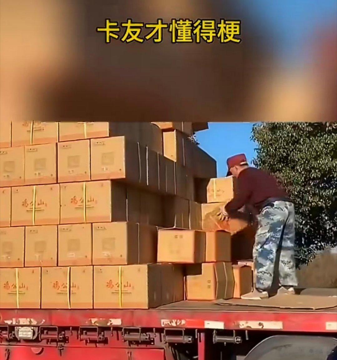 常年跑长途的卡车司机，真的太不容易了。身体累尚且能扛，长期精神高度紧绷才是最难熬