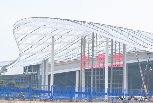 很多人知道天府站的牌子已经挂上了，这是成都2026年将完工的，最新的面积，站房面