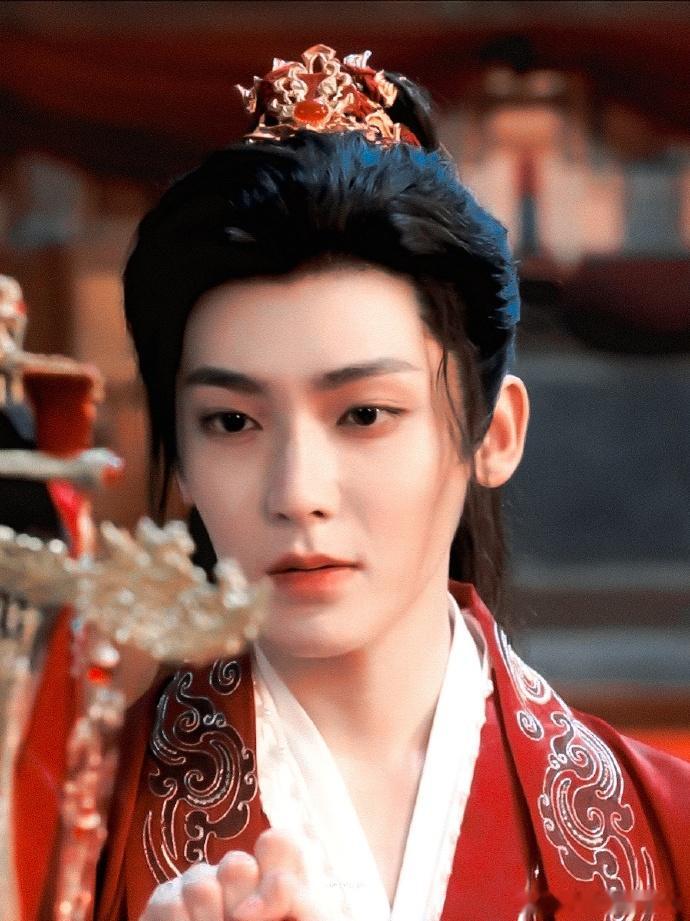 侯明昊这段真演上阴湿男主了侯明昊新剧死盯女主的这几秒红衣漂亮小世子 红衣真的很衬