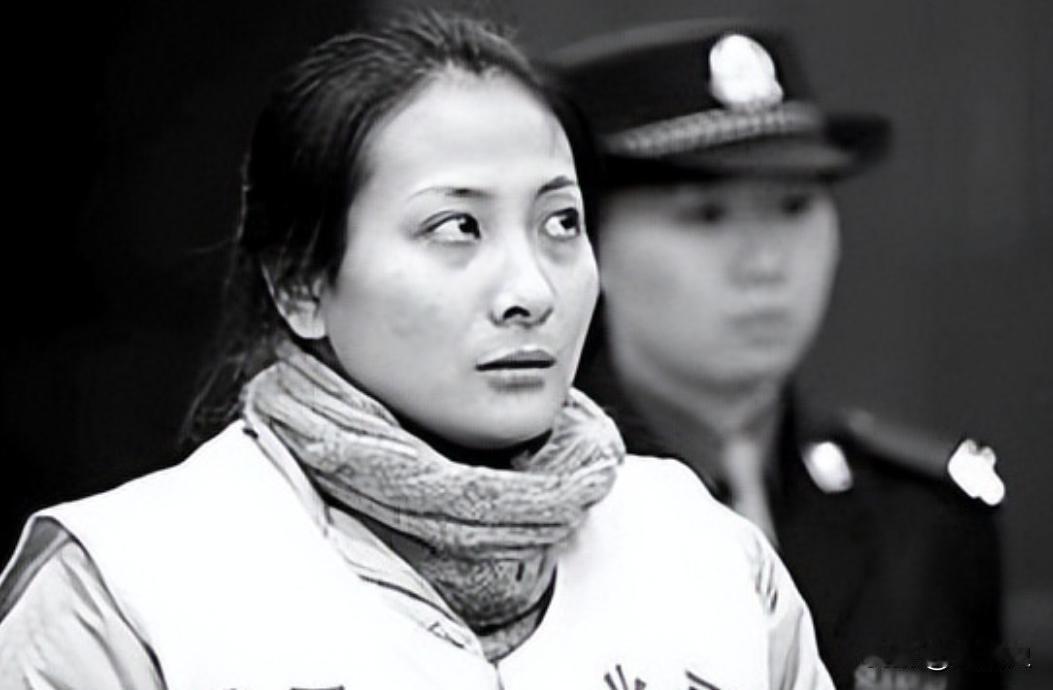 2004年，一名23岁的女大学生罗卡娜，一审被判死刑，因28岁的同班室友向房东举