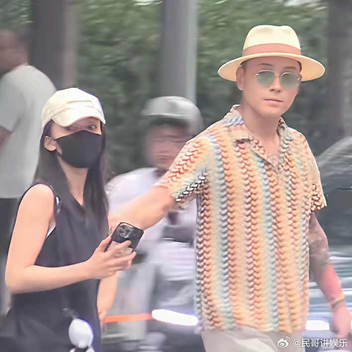 朋友在公路上偶遇吴谨言跟她老公过马路，回来说了一句大实话。她说这对夫妻，跟网上说