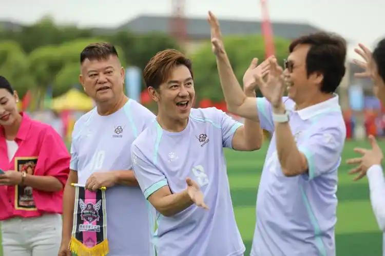 同样是做慈善，为什么香港艺人从不喊网友掏钱？
 
老一辈香港艺人做慈善几十年，向