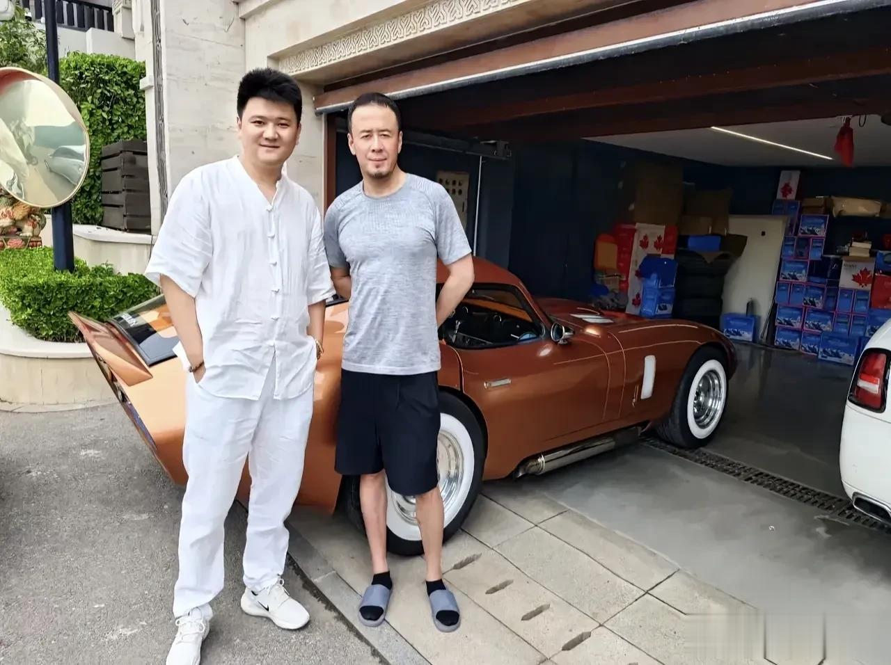 杨坤老师一看就是一个非常有钱的人，无论穿的、吃的、开的都非常讲究和气派，虽然知道