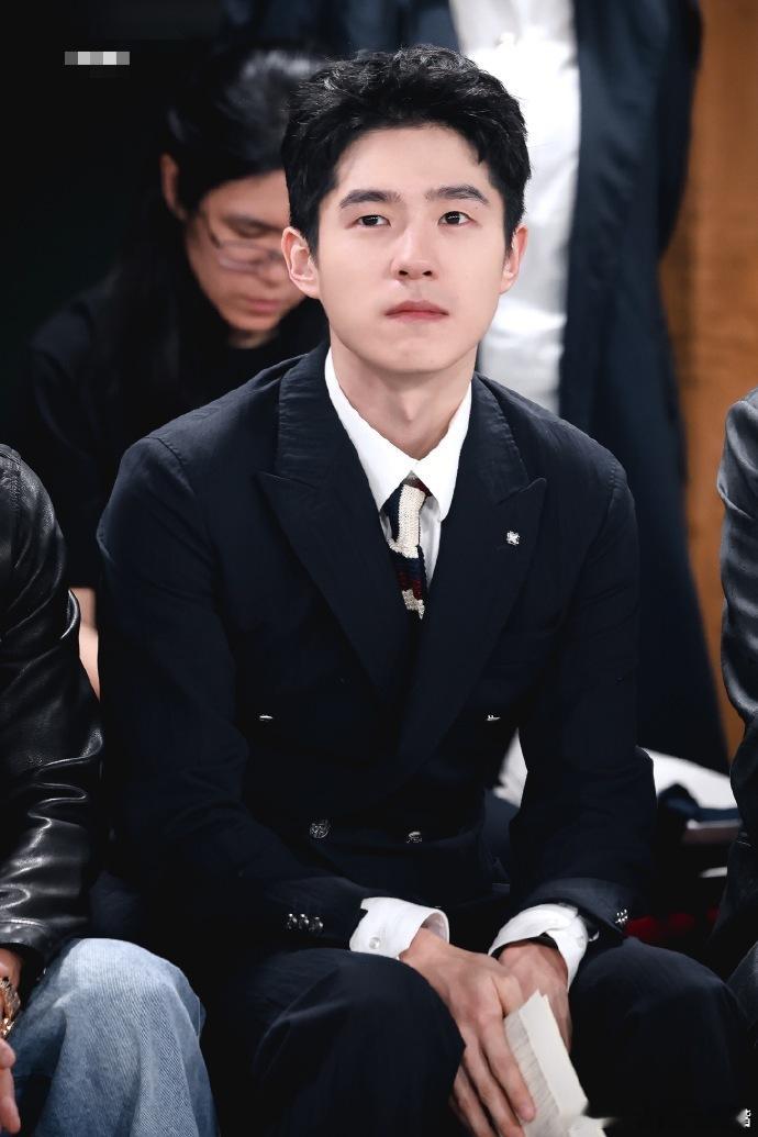 #刘昊然正装焊身上##西装是刘昊然原皮肤# 刘昊然，这个青年演员总是能给人带来全