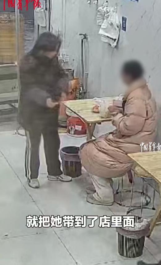 “这才是暖心的社会！”湖北宜昌，跨年夜，一名高中女生因为学习压力大，蹲在路边哭泣