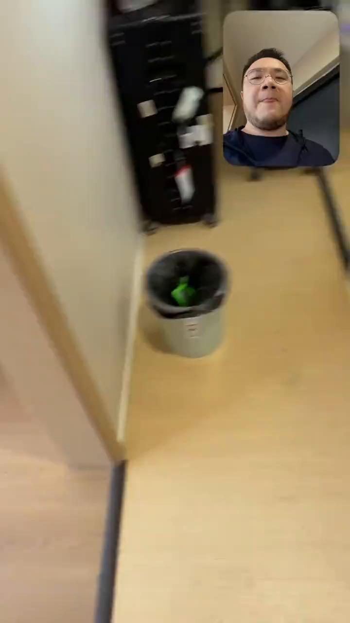 刚到新疆的酒店，新疆酒店也太热了，这么热的天连空调都没有，太艰苦了。除了窗外的景