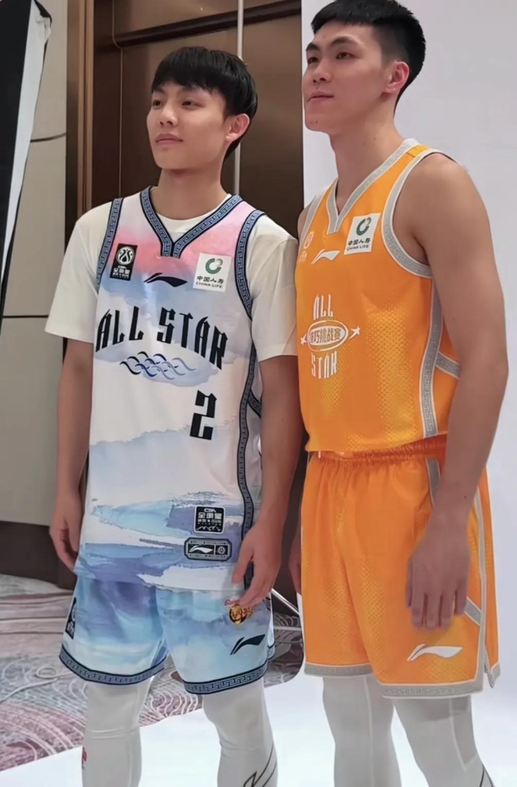 广东队今晚打江苏，严阵以待，不容有失。
江苏队一行来到广东，个个表情轻松，他们没