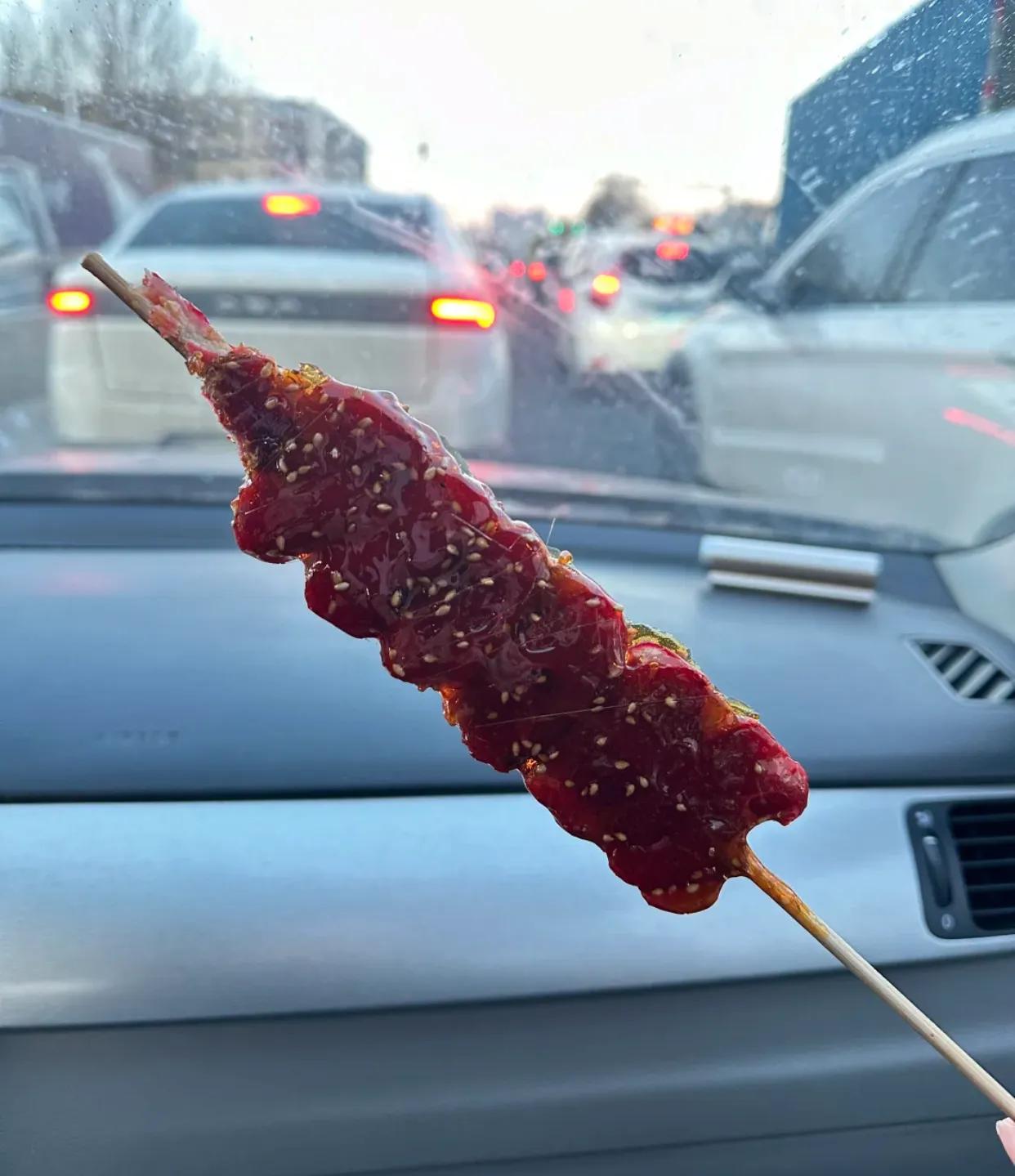 冰糖葫芦可真脏啊！！！！！

今日探访了一家糖葫芦批发店铺，眼前的情景简直令我瞠