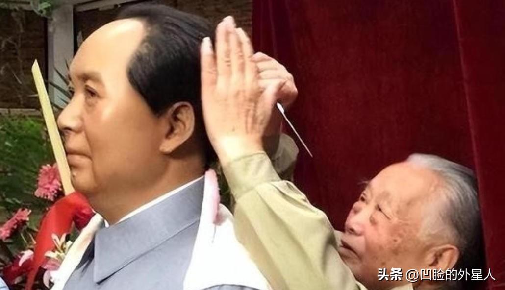 1976年9月9日，当一男子得知毛主席逝世后，当即便拿起了剪刀直接冲向了毛主席的