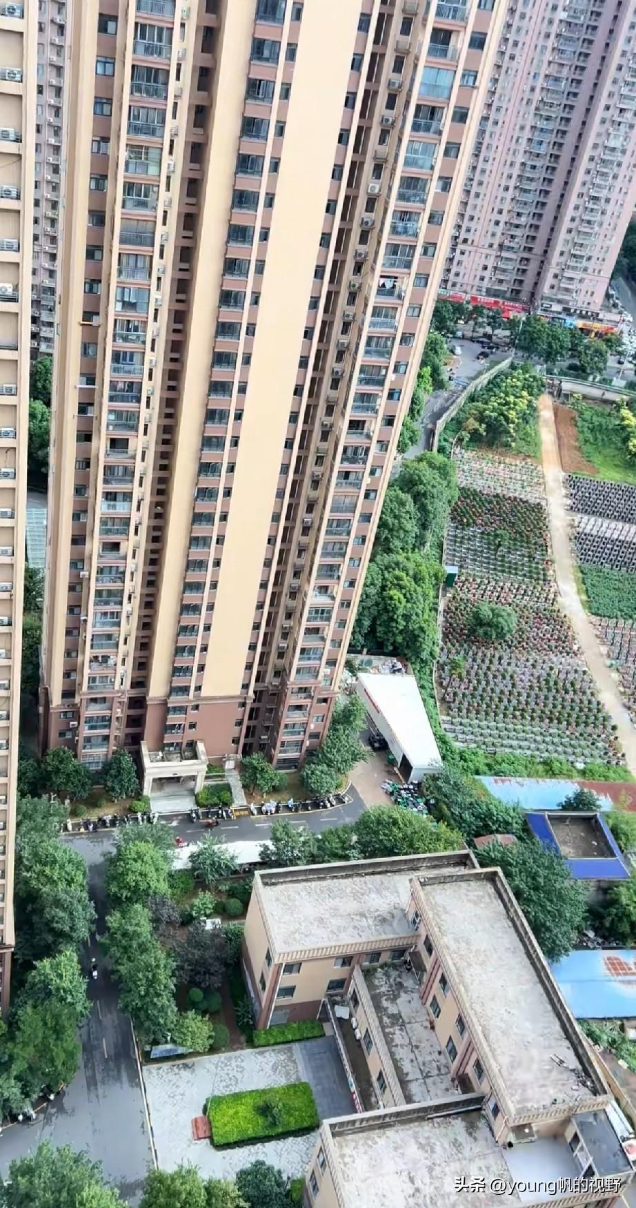 湖北武汉的康卓新城小区，从地图上看，旁边就是武昌殡仪馆和公墓园，而在一墙之隔的地
