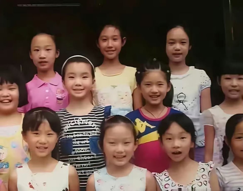 赵露思的小学毕业照一眼就能认出是她，真是长得很有辨识度！难怪后来能成为明星，从小
