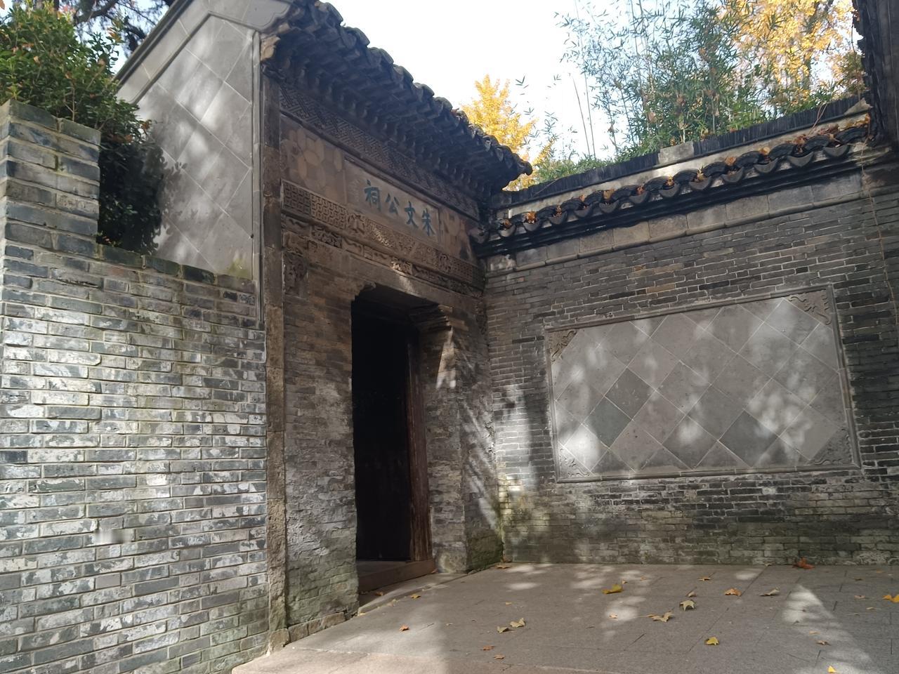 有的中年人变得面目可憎，原因多样。有的人因生病导致样貌“变丑”，身体的病变让他外