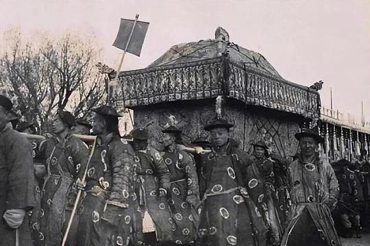 1909年，荷兰人拍摄的慈禧葬礼，规格超皇帝，那场面现在看都让人头皮发麻。
出殡