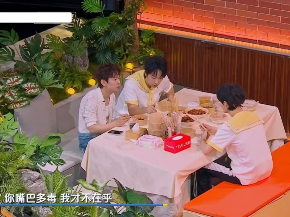 何炅丁程鑫模仿唐艺昕烫嘴rap何炅丁程4鑫到处吃瓜你好星期六两人像日常吃瓜唠嗑一