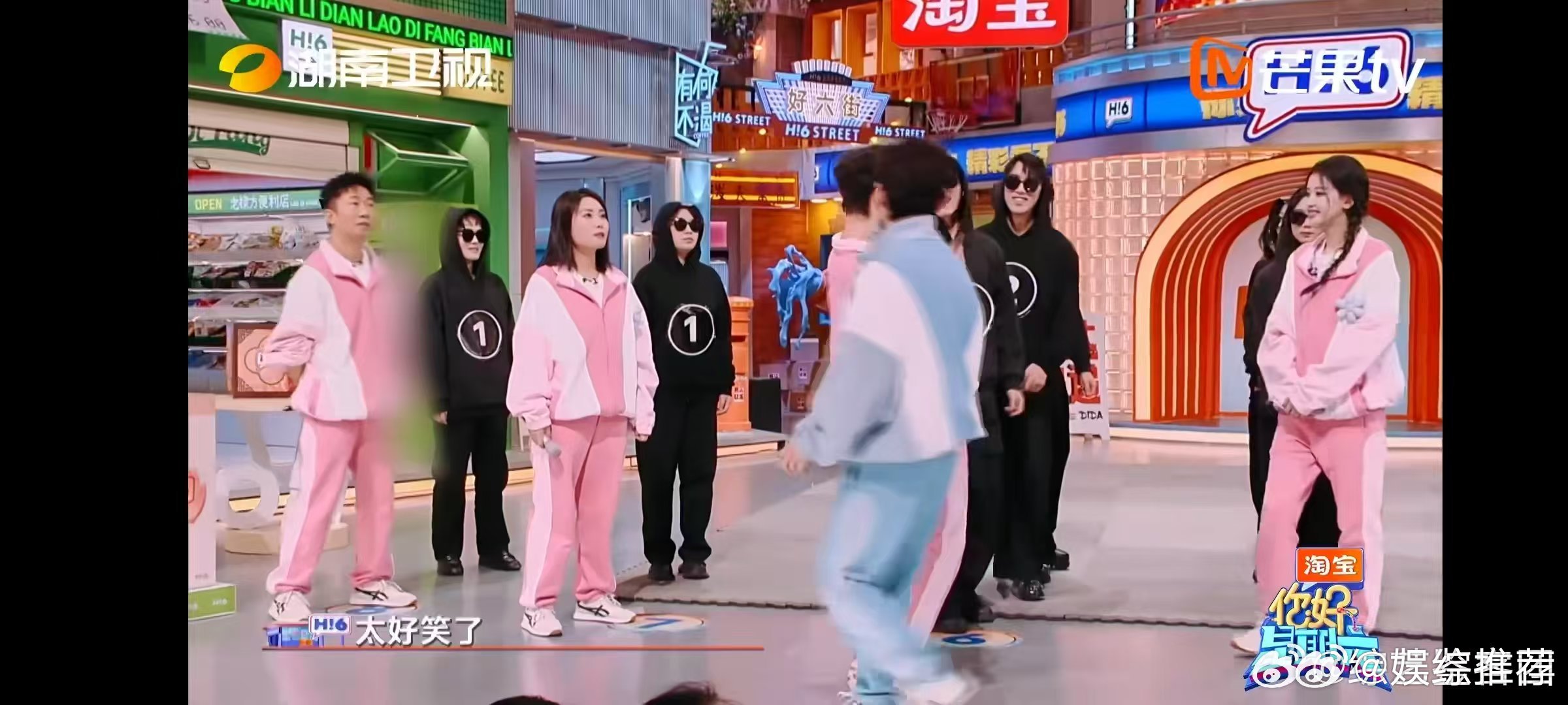 丁程鑫和影子玩得好开心 你好星期六家人们，丁程鑫玩影子游戏，被影子的神模仿逗得乐